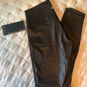 Lululemon Black Special Edition Leggings wunder under HR tight 28’’ shine
